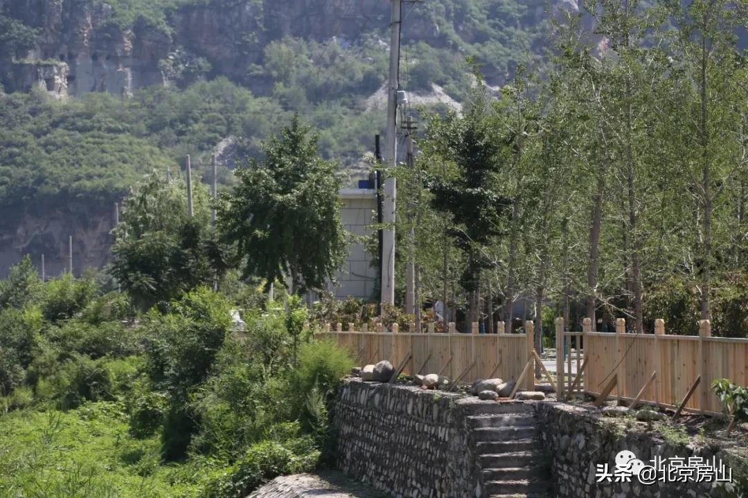 废弃的矿山正在改造成为一座公园,废弃矿坑改造成美丽公园