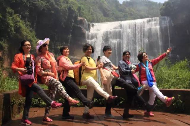 老年人跟团旅游被骗怎么办 (老人参加旅游团被坑)