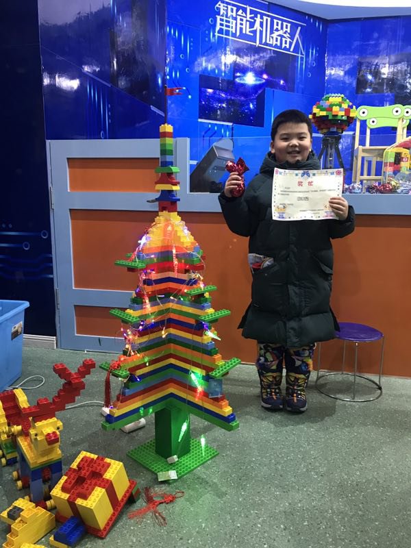 小长假百名娃在科学宫找到乐子，因为他们跟小机器人约了个会