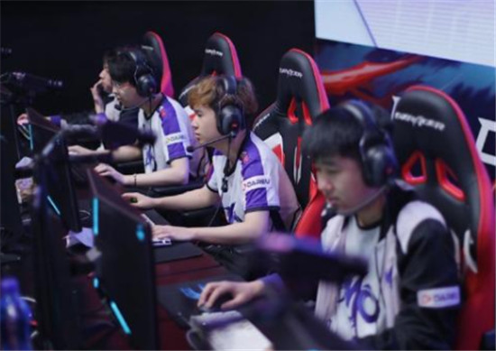 DMO经理发文怒：某LPL俱乐部请守规则，他们跟我冲过来你挖不走的