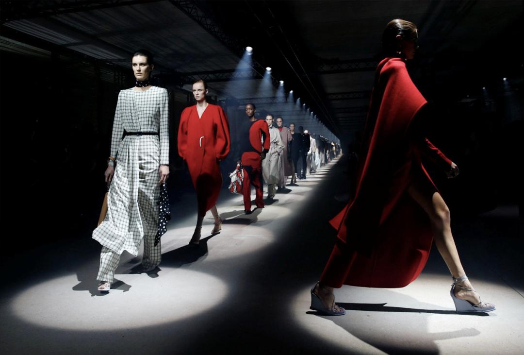 那个给Chloé设计出小猪包的设计师居然被Givenchy炒鱿鱼了