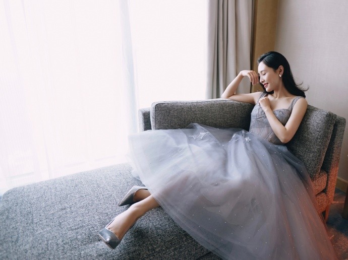 吴倩粉色吊带,吴倩黑色吊带造型