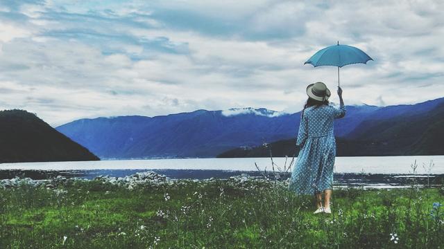 下雨拍照姿势大全不带伞,旅游打伞拍照姿势