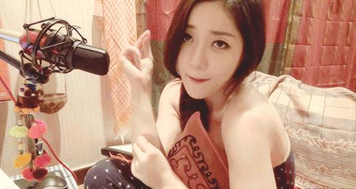 19岁少年，花318万舔到女主播，到底值不值？