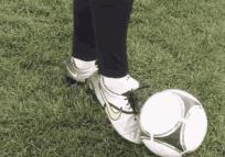 足球盘球带球过人视频,足球绕杆运球射门教学步骤