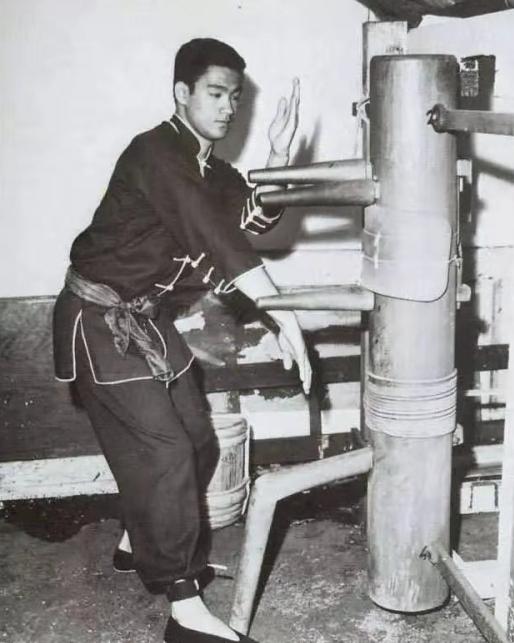 李小龙从叶问背后走过去,李小龙从徒弟到守墓人