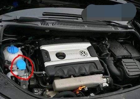 车子加过期的玻璃水怎么办,汽车玻璃水冻住了加不进去玻璃水