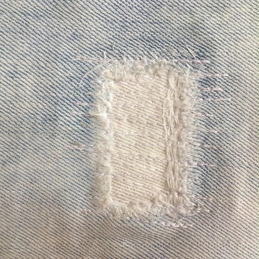 牛仔裤的膝盖烂了怎样补,牛仔裤的膝盖烂了怎么拿线缝