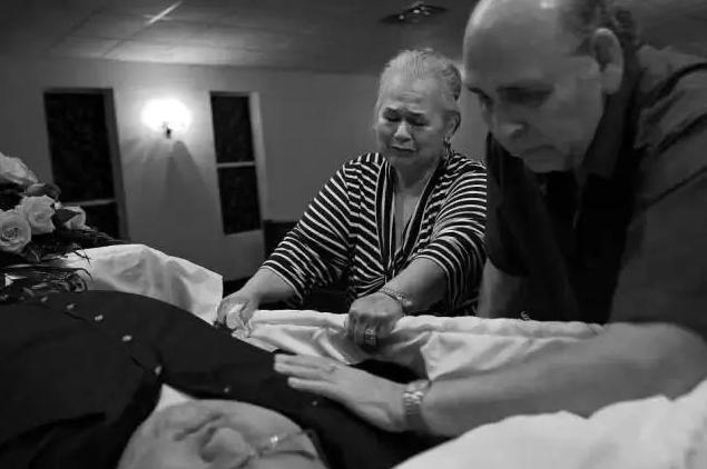 俩女人，一个身材臃肿，一个身材窈窕，生育时的差距一目了然