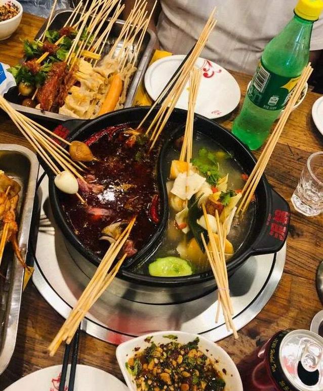 涮肉吃过，泥锅涮串还是头一次，今天进店体验一下什么味道的泥锅