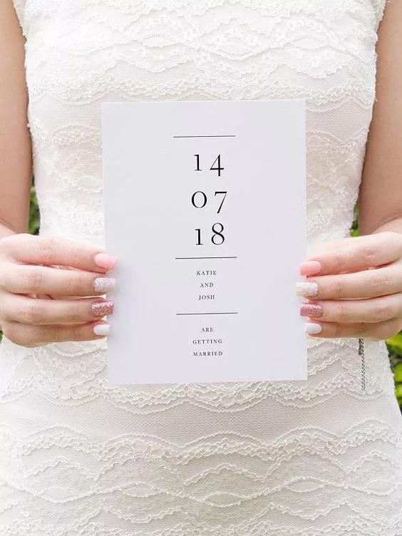 低调订婚宴布置摆件全套,别出心裁婚礼请柬