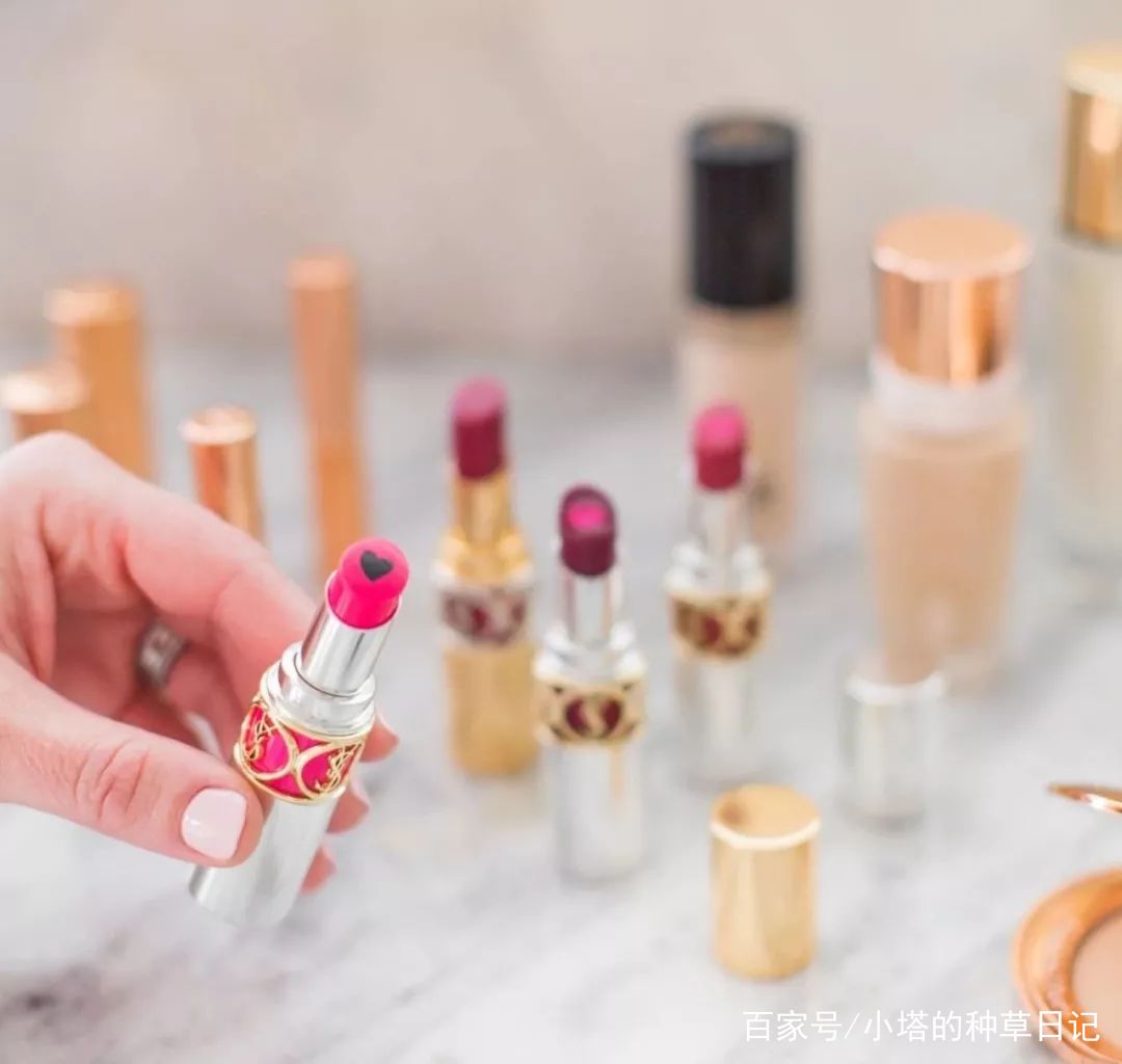 美女化妆涂口红高清自拍,99%的女生涂口红都会犯这个错误