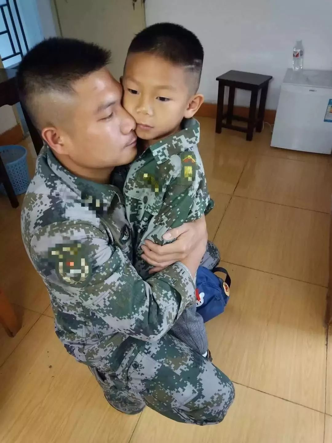 军爸给军娃惊喜视频,军爸送给军娃的六一礼物