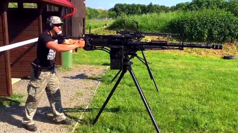 枪械的后坐力真的是往天上打的吗,枪支的后坐力如何产生的