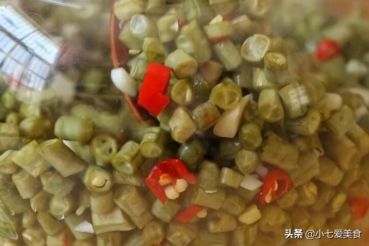 家庭版腌制酸辣豆角怎么腌,自己在家腌咸豆角怎么腌才好吃