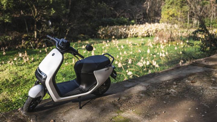 大灯炫酷有型,九号e100大灯效果