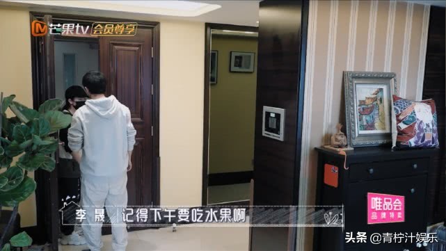 李佳航1岁儿子是个机智boy，徒手挤橙汁，李晟买一块碗89元不嫌贵