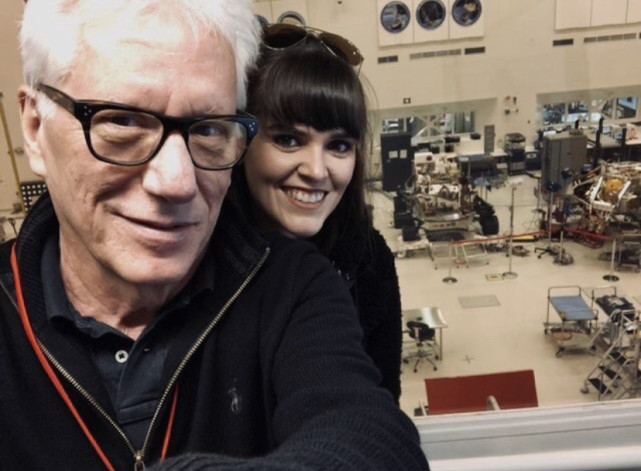 74岁导演与27岁大码女友手牵手外出似祖孙佩戴钻戒疑似已订婚