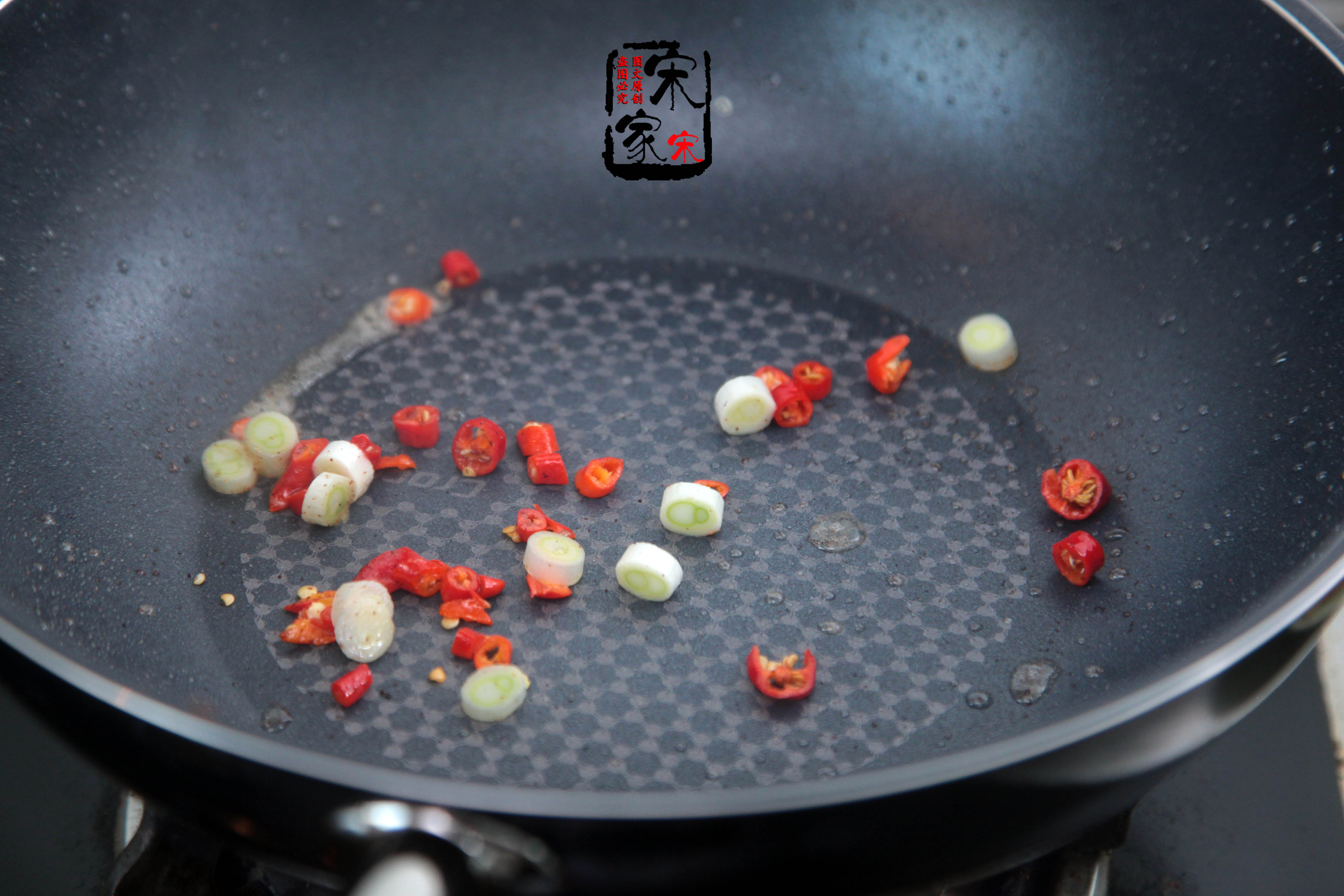 鸡胸肉这样做才好吃不炒不油炸,炒鸡胸肉丁嫩而不柴的诀窍