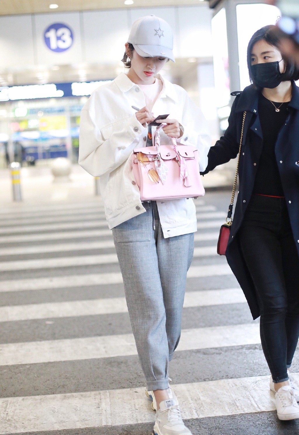 唐艺昕的时尚穿搭已上线黑色长裙,唐艺昕穿吊带裙元气十足