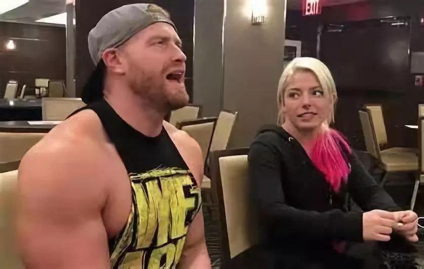 他曾经是WWE小妖精的男友，可两人的待遇却与相差悬殊