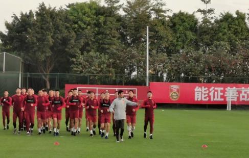 国足或因强度训练尽显疲态,国足间歇跑