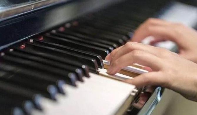 钢琴基础教程4哪些曲目比较好听,高等师范院校适用教材钢琴基础