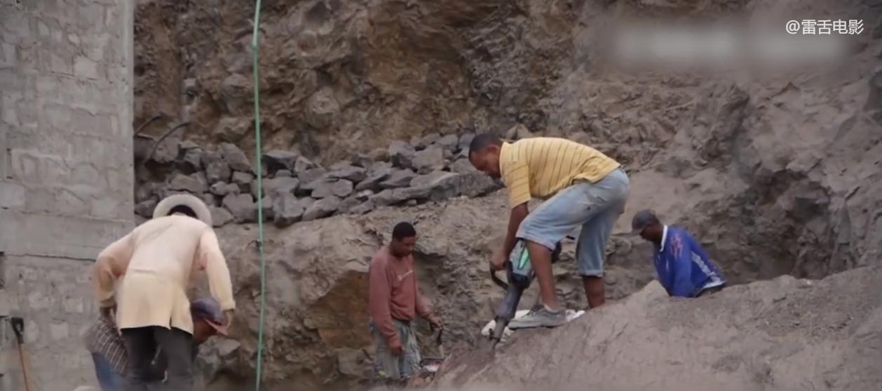 非洲小伙用铁桶建房子,只需要150块,就能拥有一室一厅!纪录片