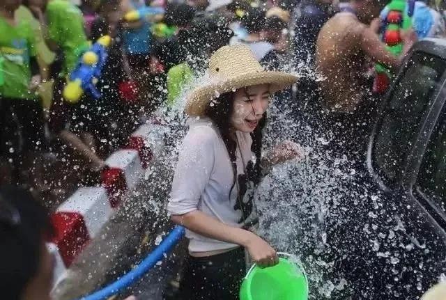 揽翠湖首届草坪文化节!水球大战各种网红游戏等你来