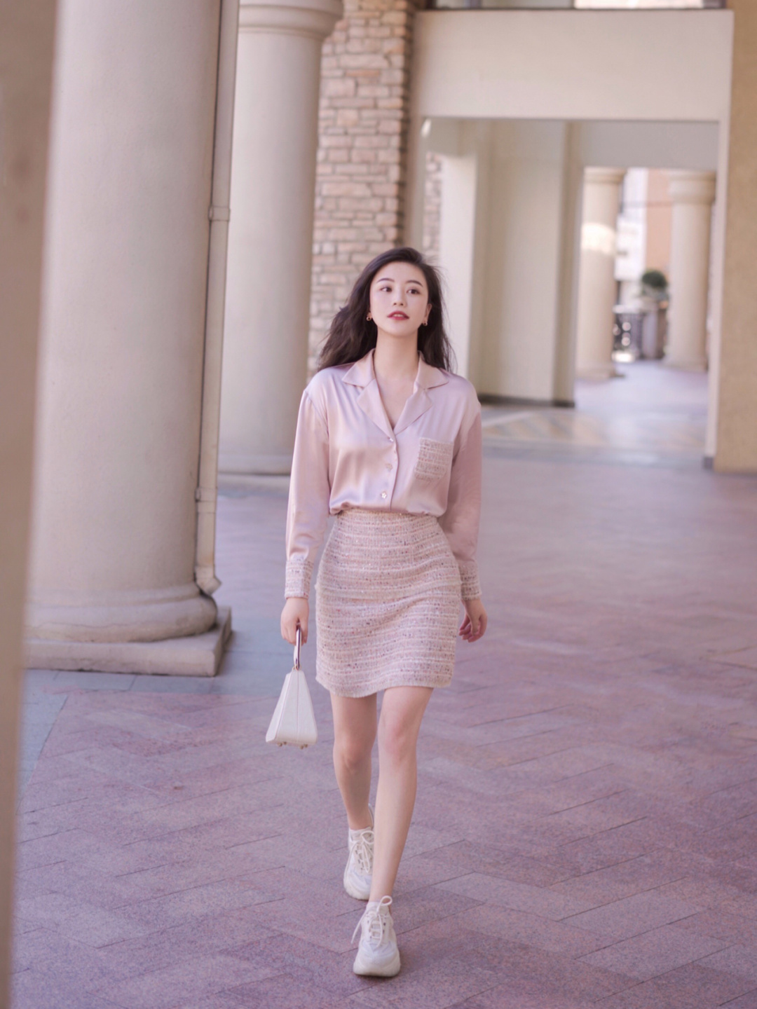 裙子运动鞋搭配秋冬款,运动鞋搭配裙装这种造型更加时髦