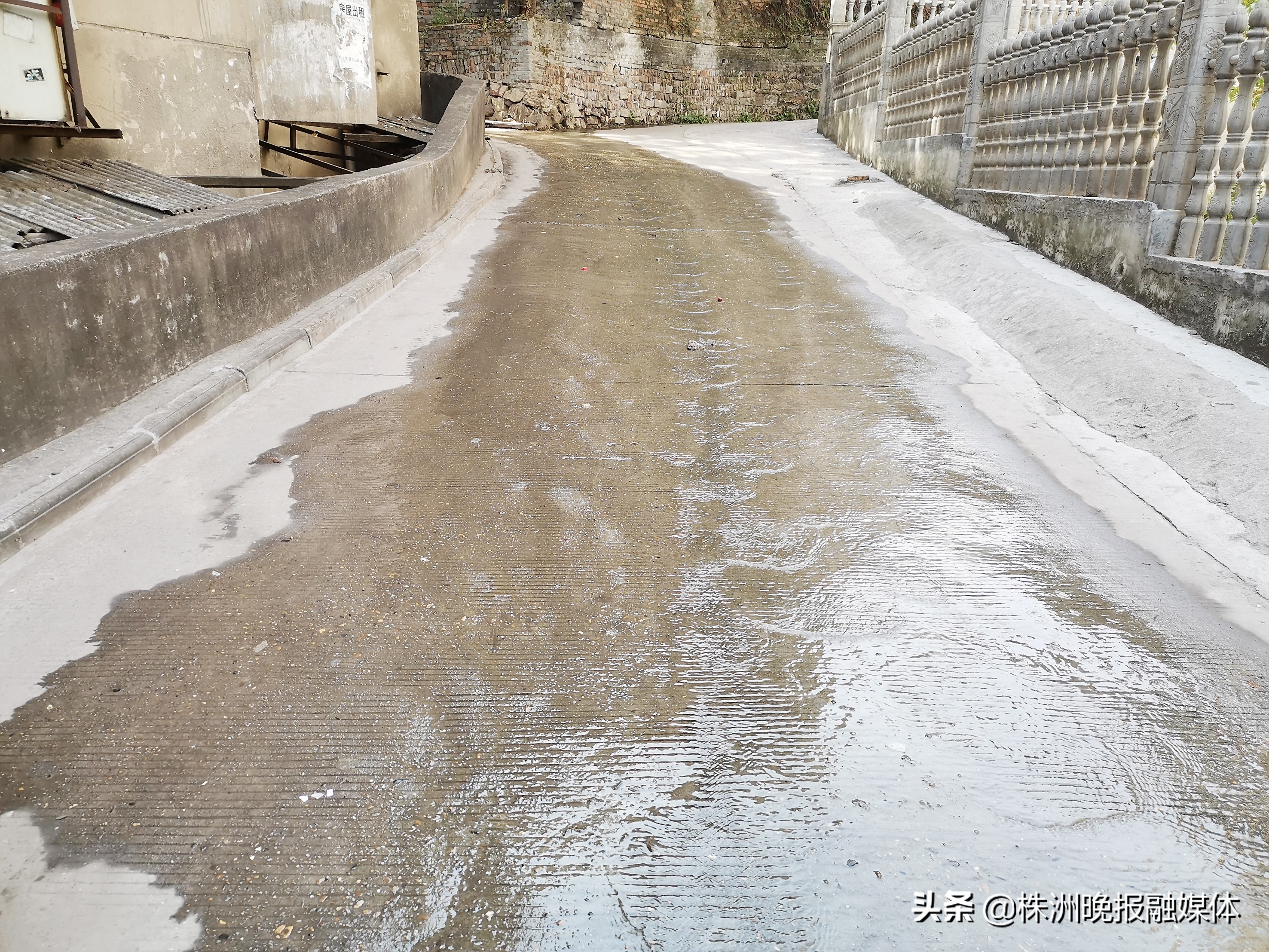 楼顶上储水罐破裂小口怎么修补,家用储水罐水倒流到井里怎么回事
