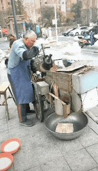 遛狗搞笑图片把主人鞋都追掉,遛狗被猫砸中