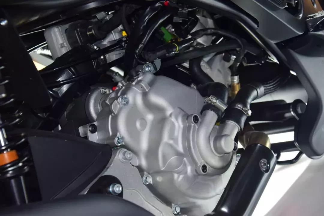 阿普利亚srmax250对比佛沙350,阿普利亚srmax250踏板使用感受