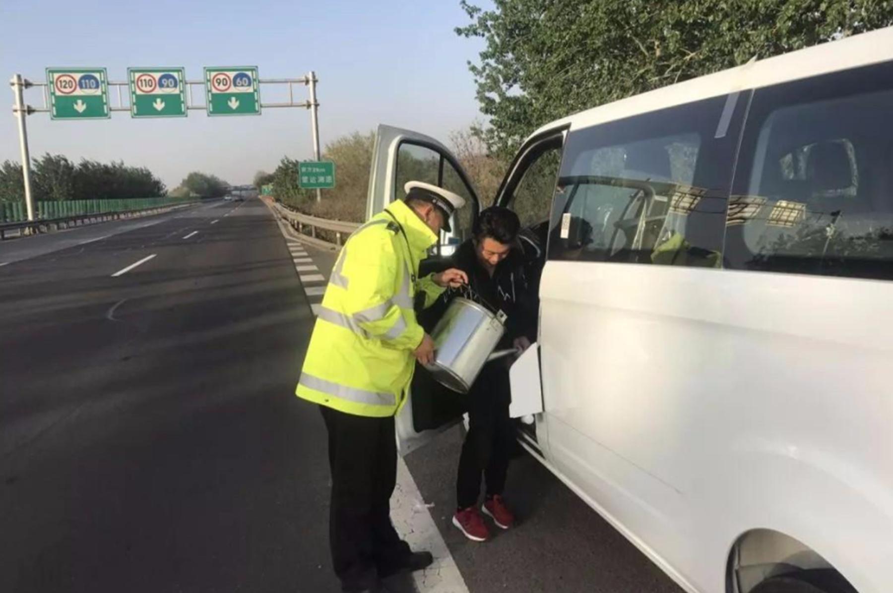 在高速上没油打哪个电话救援,车在高速上行驶没油了怎么办