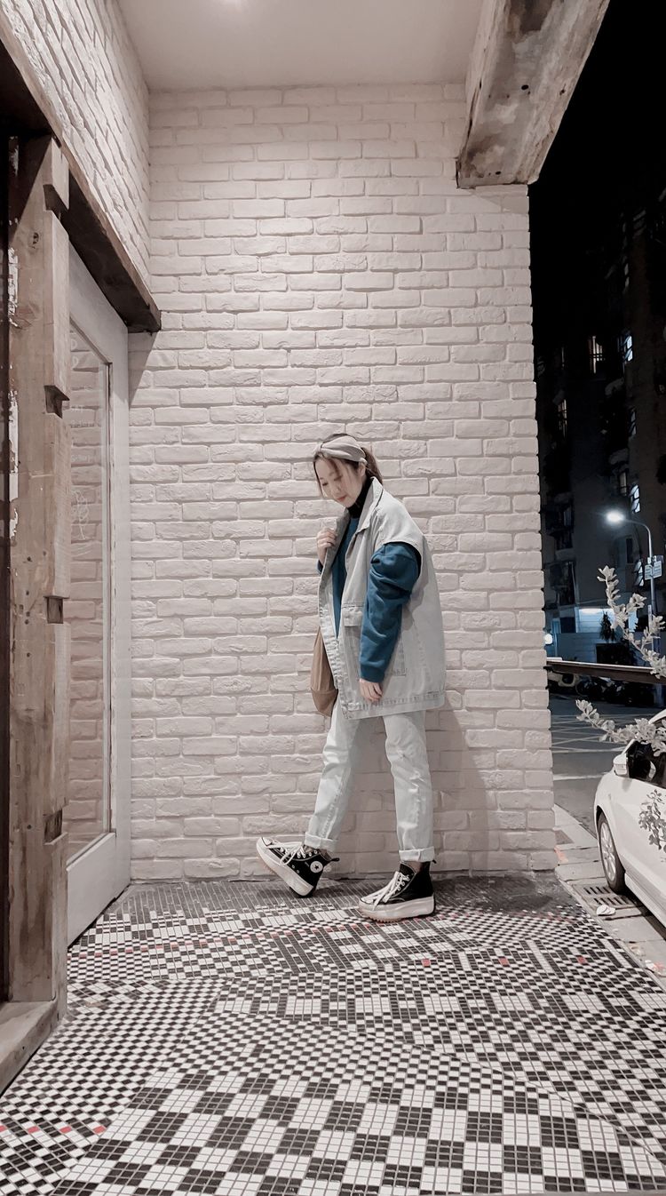 牛仔吊带背心搭配秋冬,长款背心宽松版型搭配