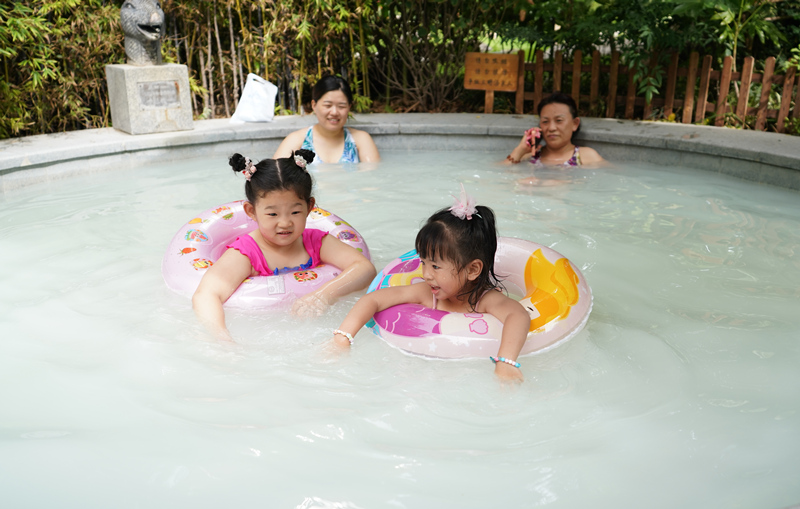 萌娃温泉玩水,灞业3000米温泉带娃攻略