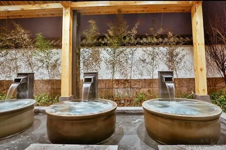 又降温最低2°C！会耍的成都人都去泡温泉了，不到百元畅玩一整天