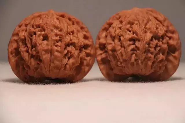 文玩核桃越盘越黑,盘文玩核桃的好处