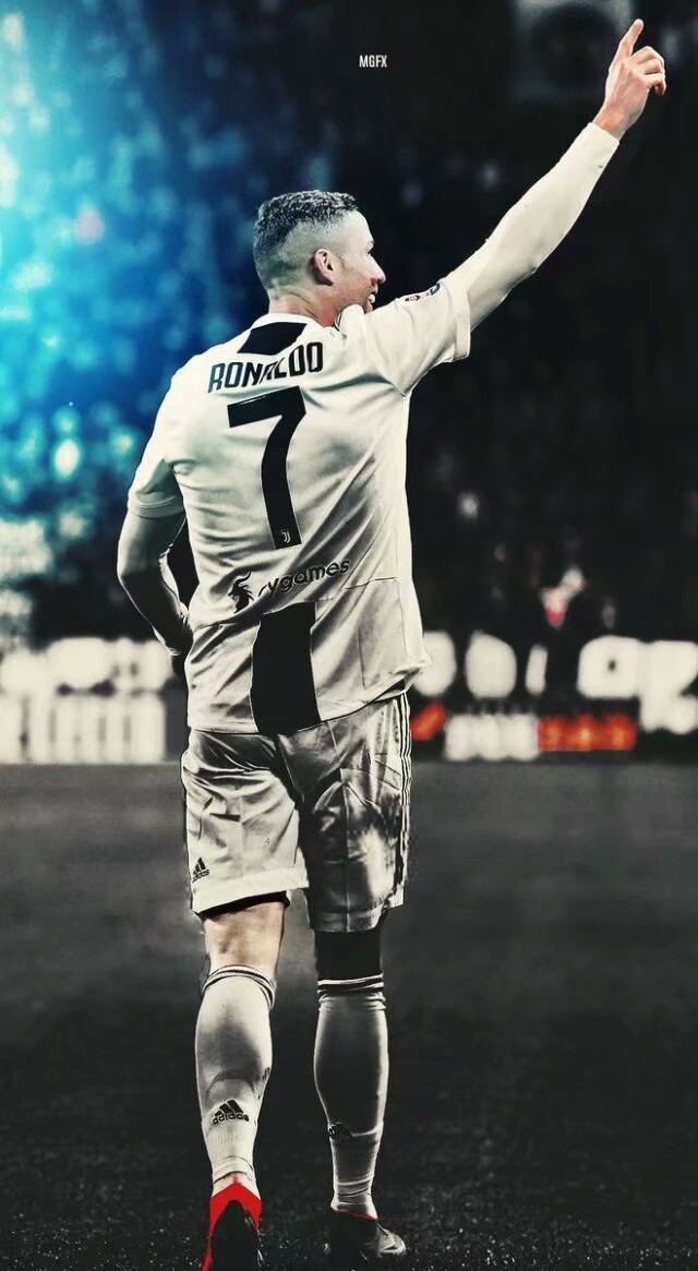 足球运动员c罗的年薪是多少,足球运动员c罗抖音