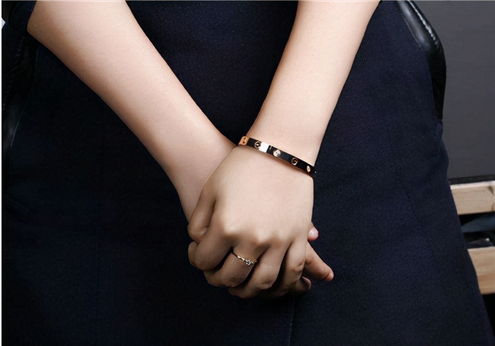 卡地亚手镯卡扣真假,卡地亚钉子手镯真假鉴别