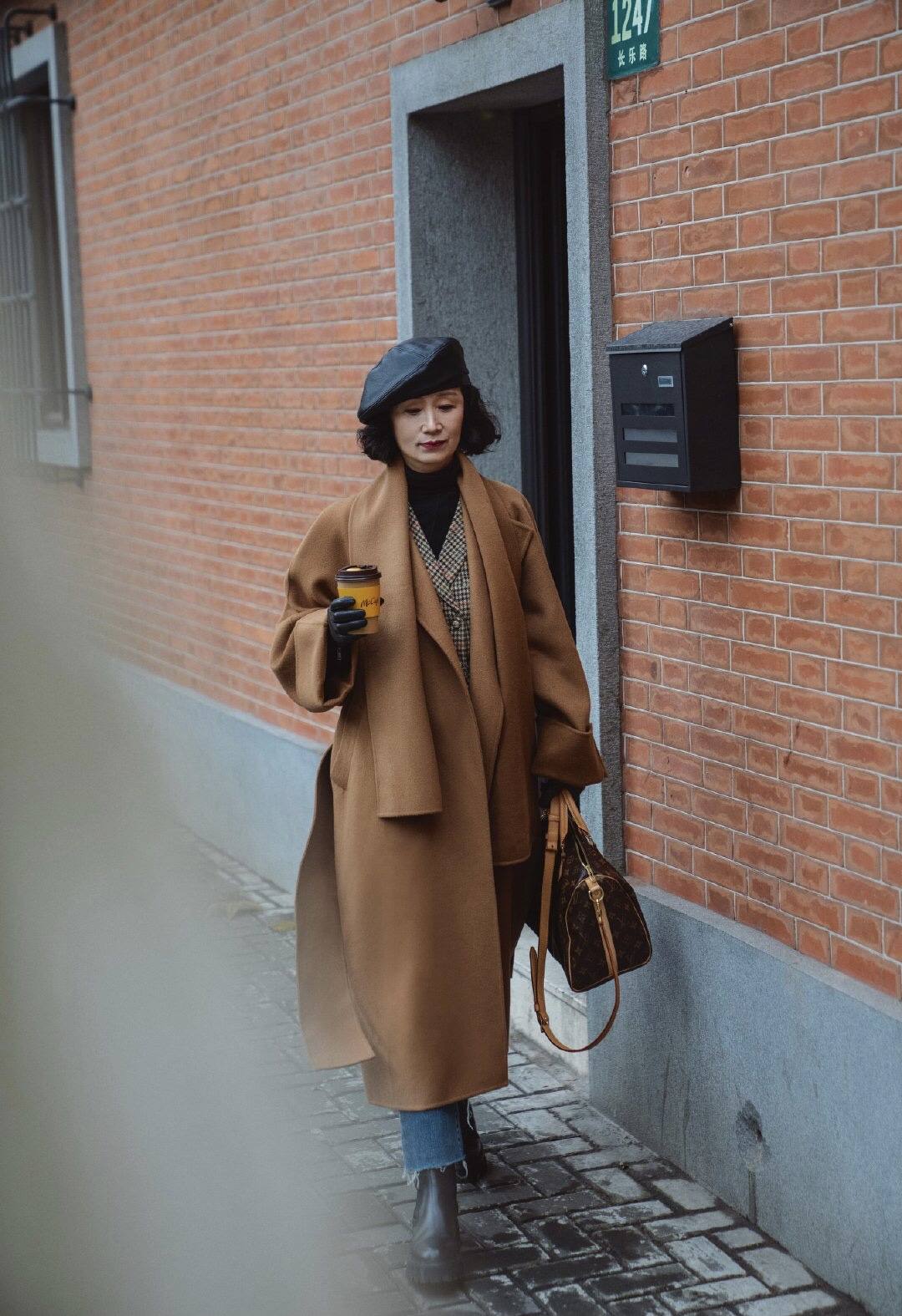 三木母女羊绒大衣穿搭,三木母女雾霾蓝大衣搭配裤子