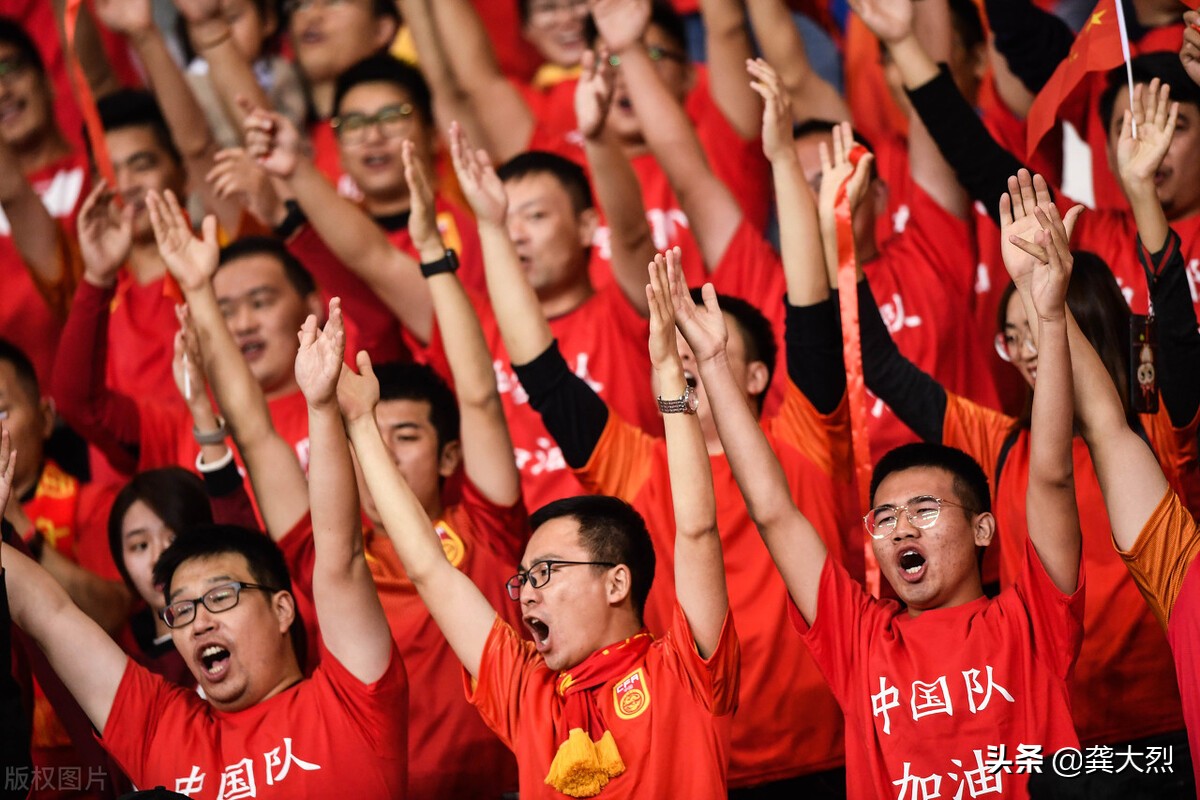 3-2，国足读秒绝杀越南队，为国庆献礼，国足的血性和韧劲回来了