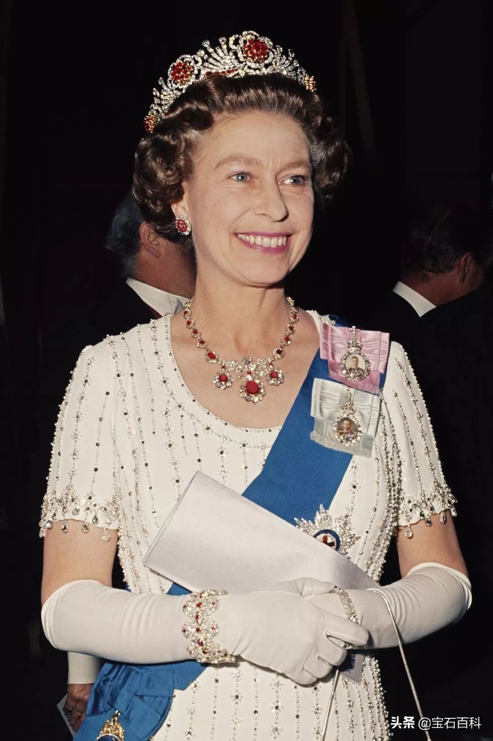 戴红宝石,戴红宝石的女人
