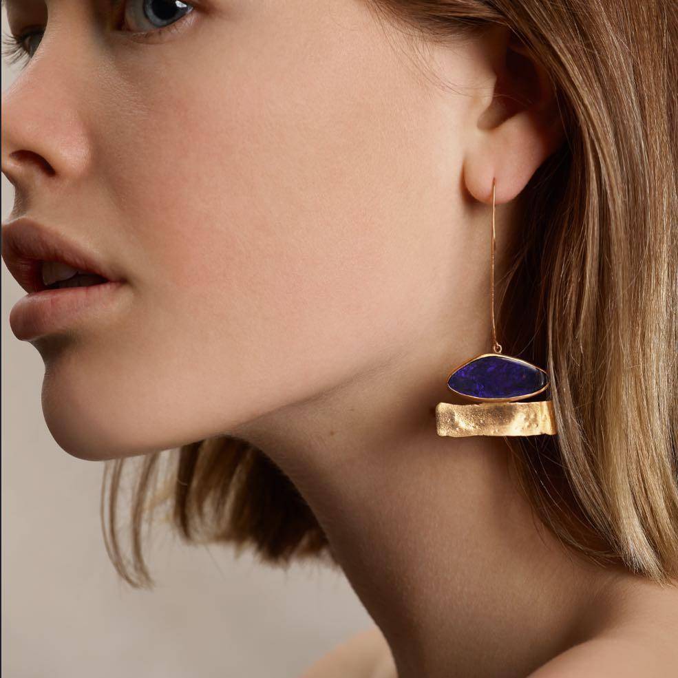 有时候质感就体现在小小的配件上，一件可以陪你穿梭日常的珠宝