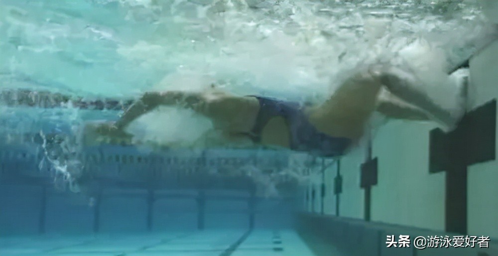 翻滚转身游泳技巧,游泳转身蹬壁技巧