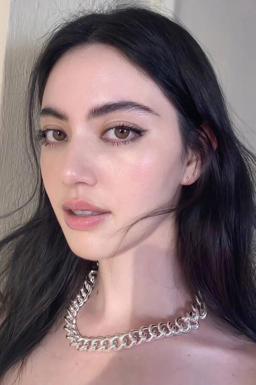 杨幂穿小吊带街拍,杨幂穿吊带衣服拍写真