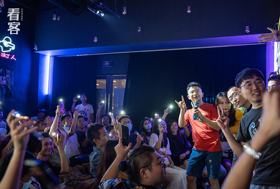 麦克风后面的人：太痛苦的时候，我们不写脱口秀