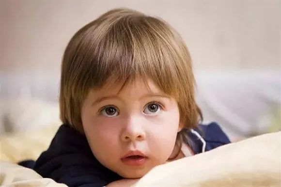 小孩提问电影片段,如何给孩子解释影视剧里的亲嘴