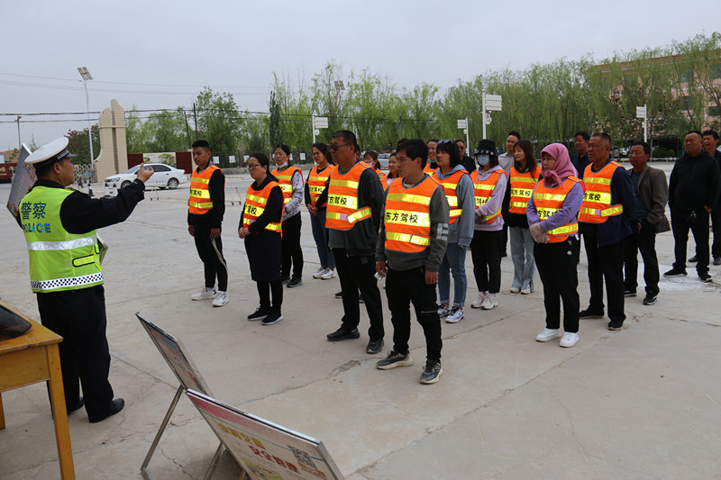 我为群众办实事丨民勤公安交警走进东方驾校开展“醉驾入刑十周年”、“一盔一带”交通安全及防电诈宣传活动