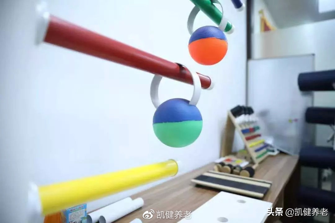 莫道桑榆晚为霞尚满天哪一年写的,莫道桑榆晚为霞尚满天是什么意思